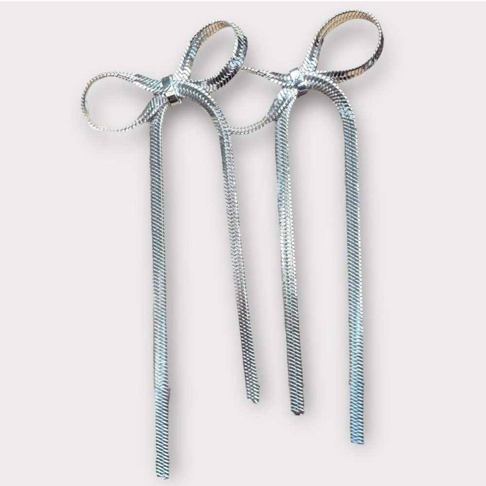BOW NEW SILVER TONE EARRINGS COQUETTE ONE SIZE - Picture 1 of 2